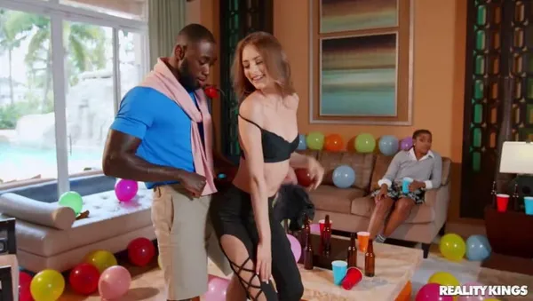 sex c2 Kyler Quinn quyến rũ anh da đen ở buổi tiệc đại học